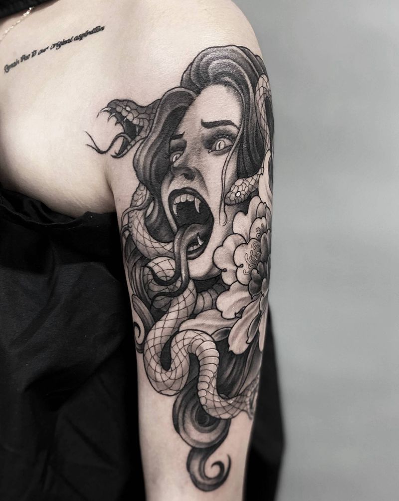 美杜莎纹身图片_手臂暗黑蛇花纹身图案