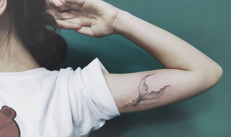 人鱼纹身图片_手臂人鱼鱼尾单针纹身图案