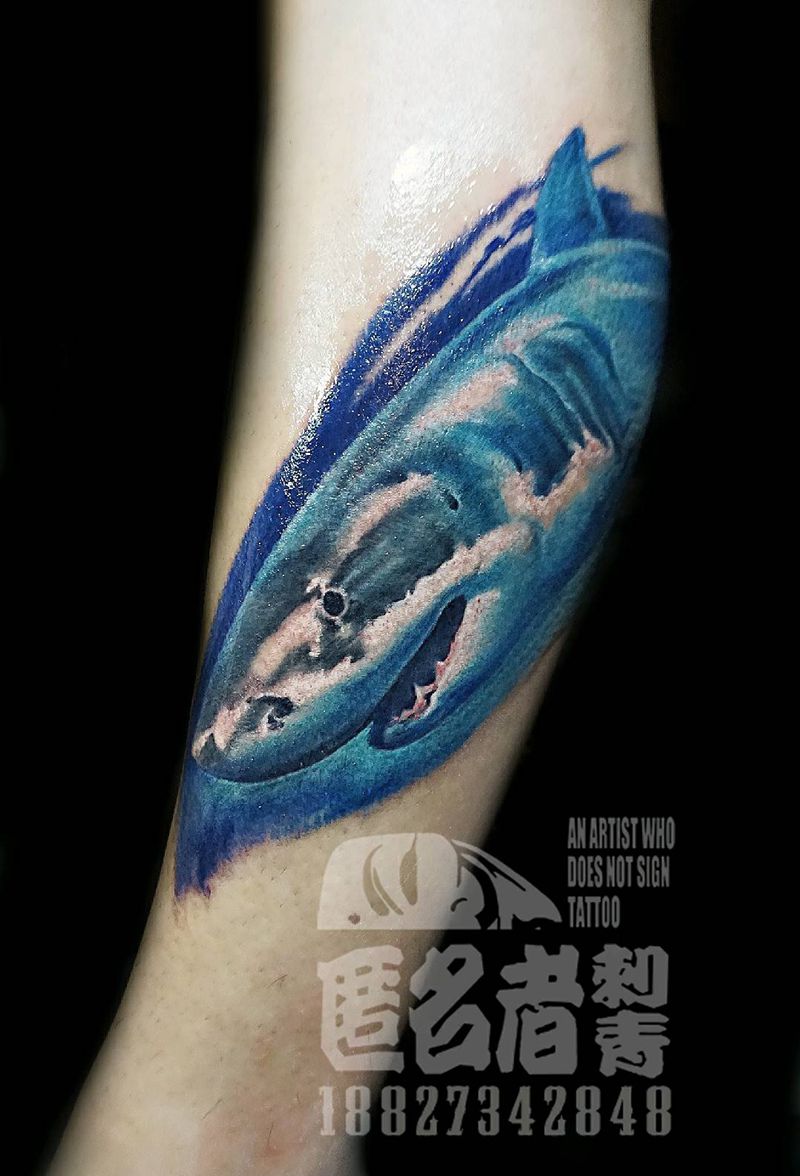 大白鲨纹身图片_腿部欧美写实大白鲨纹身图案