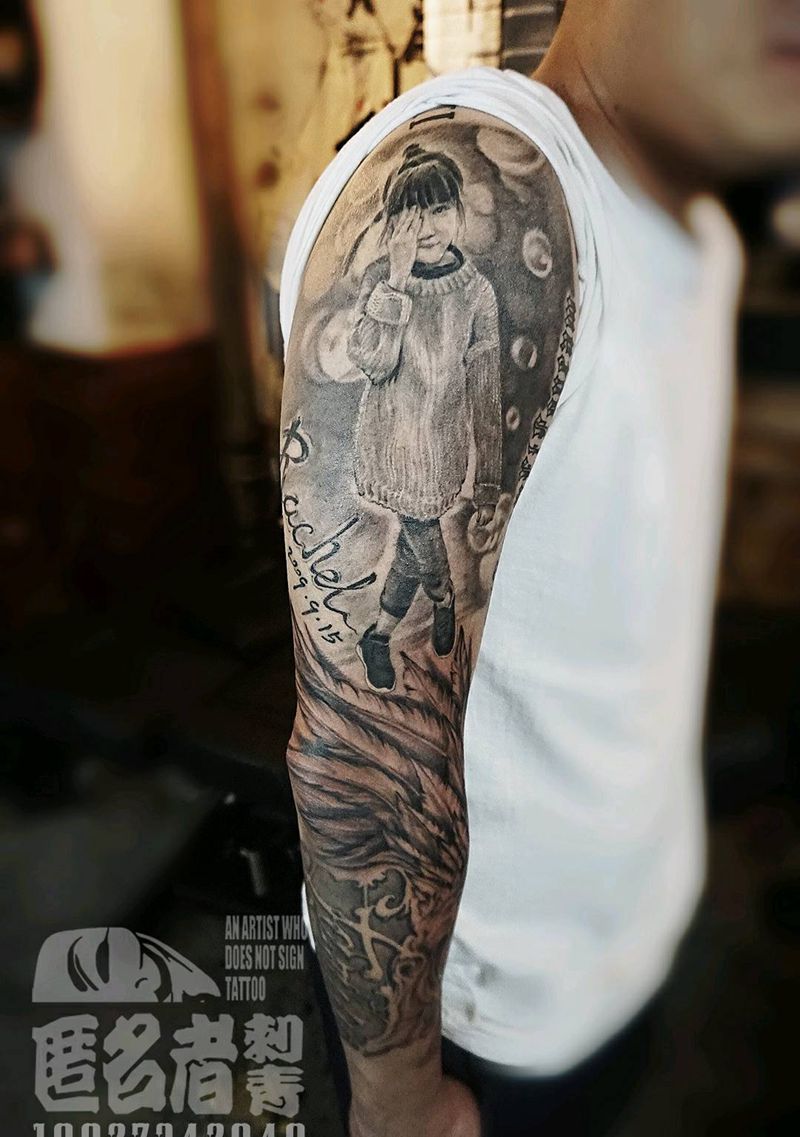 黑灰  写实 花体纹身图片_手臂欧美写实翅膀包臂肖像纹身图案