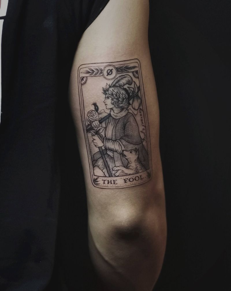 塔罗牌愚者纹身图片_手臂欧美写实点刺塔罗牌黑灰女师纹身图案
