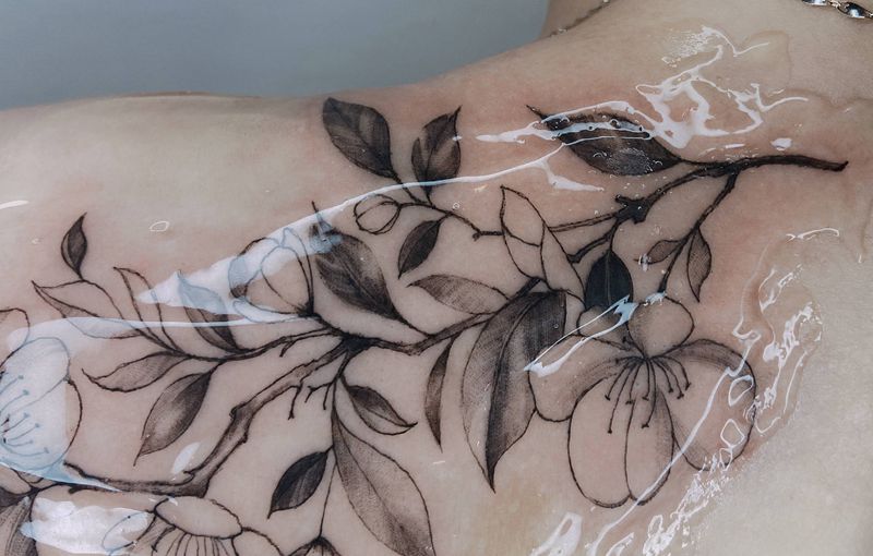 香肩素花纹身图片_肩部素花插画黑灰纹身图案