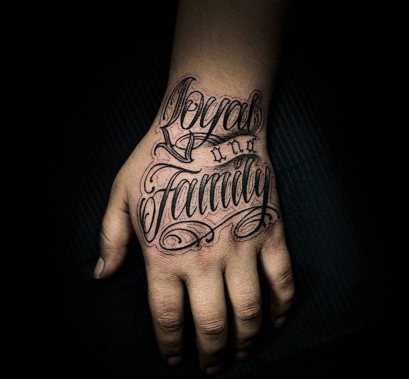 花体字纹身图片_手部花体字纹身图案