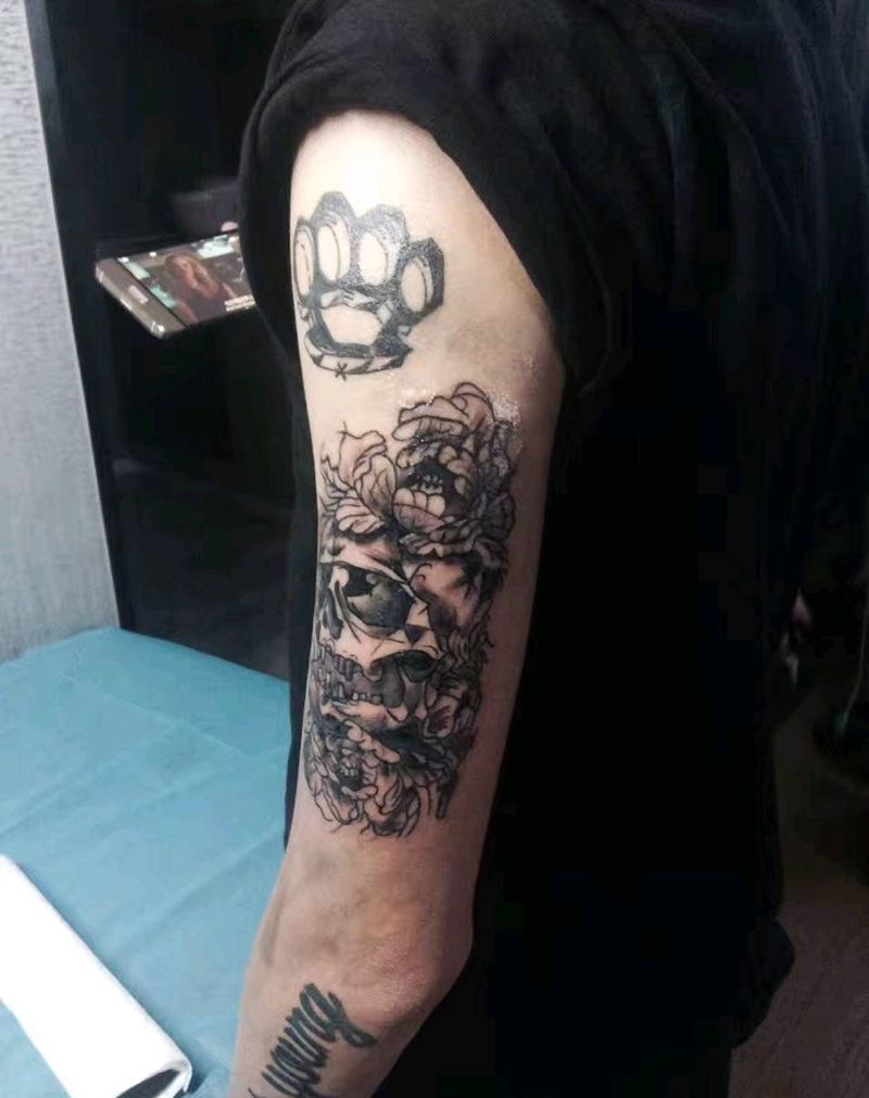 牡丹花包骷髅头纹身图片