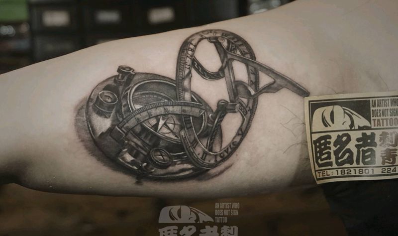 航海指南针纹身图片_手臂欧美写实静物原创成品纹身图案