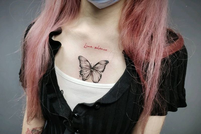 蝴蝶纹身图片_胸部纹身图案
