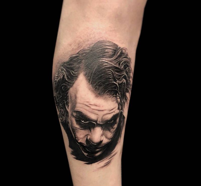 希斯莱杰 小丑纹身图片_腿部欧美写实小丑希斯莱杰纹身图案