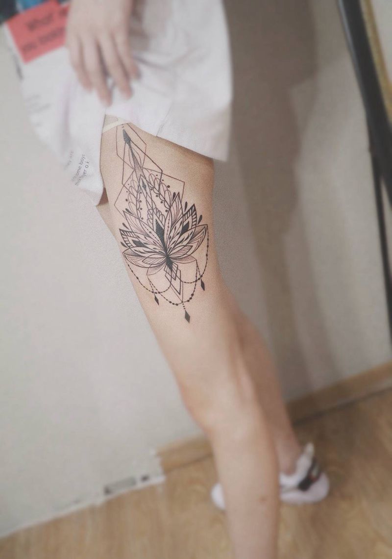 莲花纹身图片_腿部臀部几何点刺纹身图案