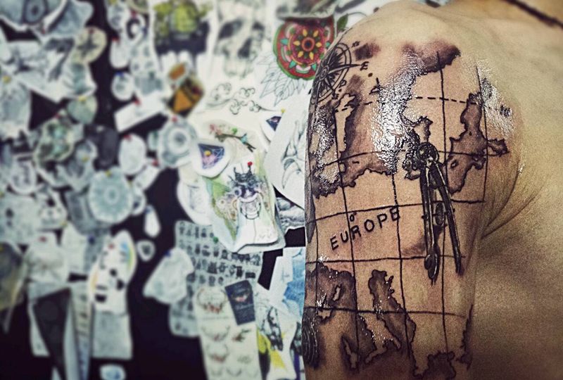 sailing map纹身图片_手臂欧美清新写实几何静物原创成品纹身图案