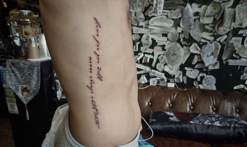 腰侧英文纹身图片