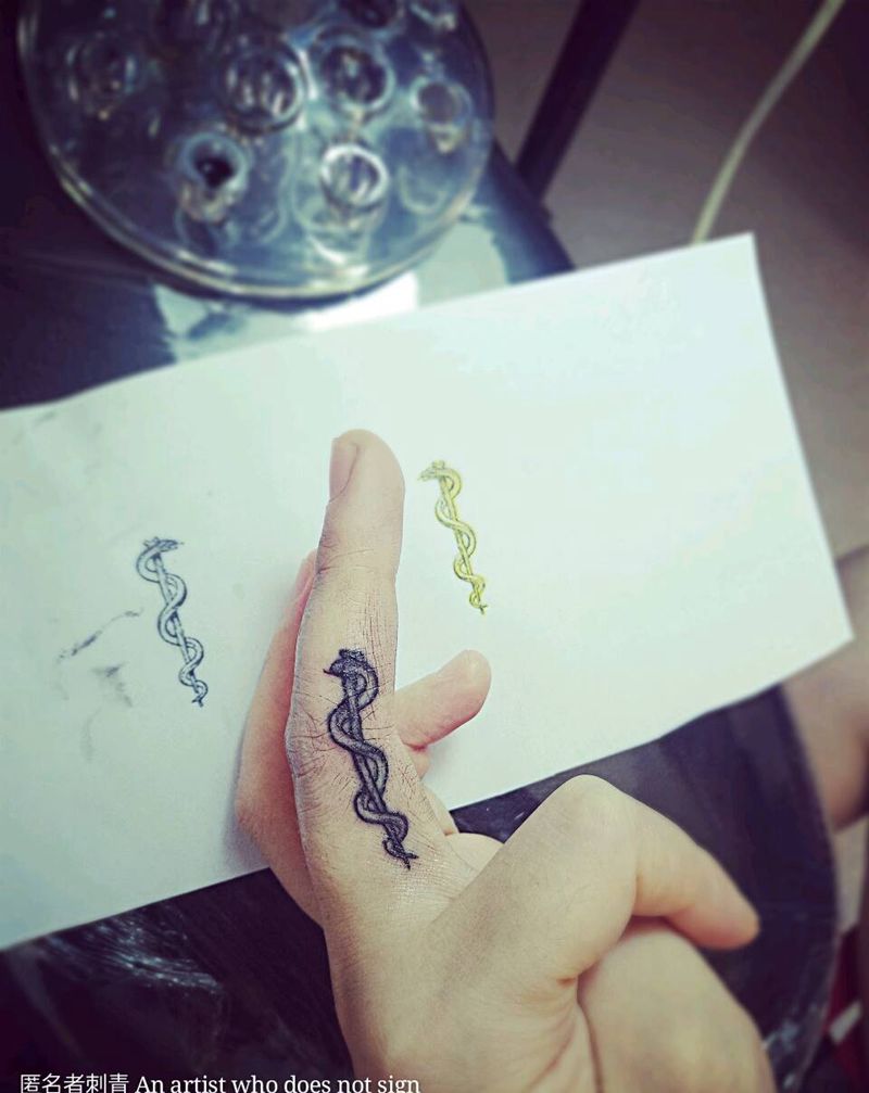 蛇杖纹身图片_手部清新字符艺术黑灰成品纹身图案