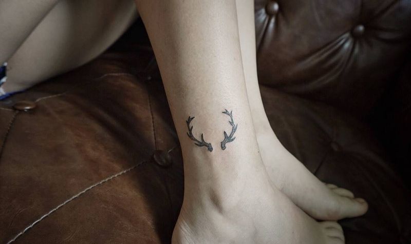 小鹿角纹身图片_清新腿部脚部纹身图案