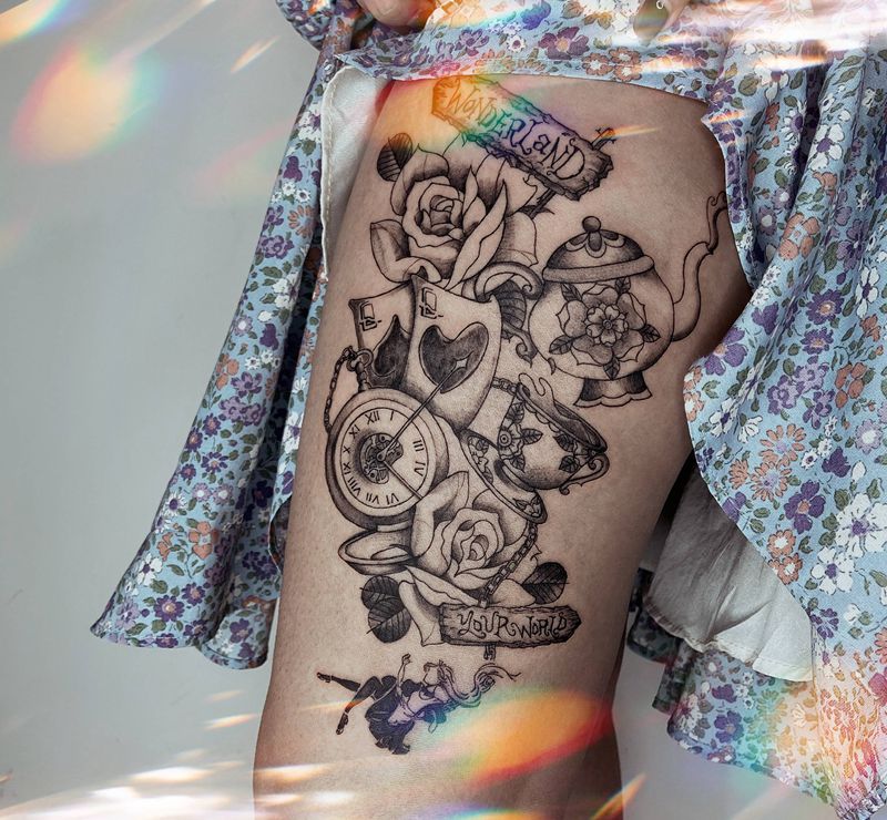 爱丽丝梦游仙境纹身图片_腿部Old School花钟表纹身图案