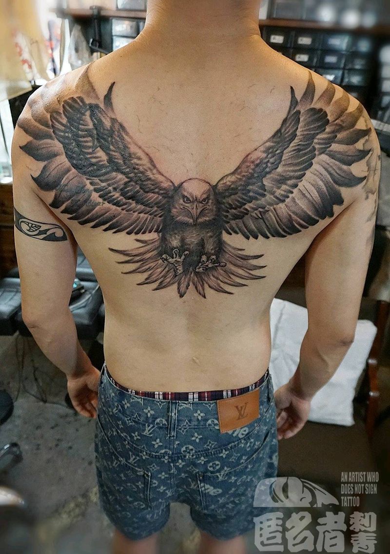 鹰纹身图片_背部欧美写实鹰纹身图案