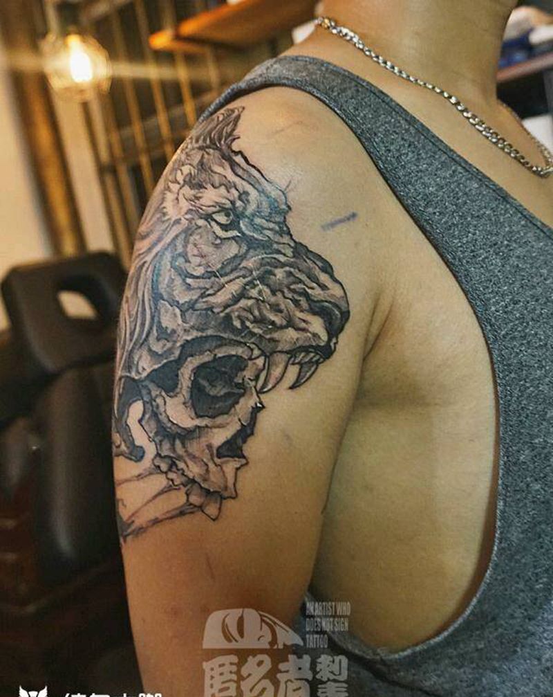 头骨狮子纹身图片_手臂欧美写实动物鬼神原创广州成品纹身图案