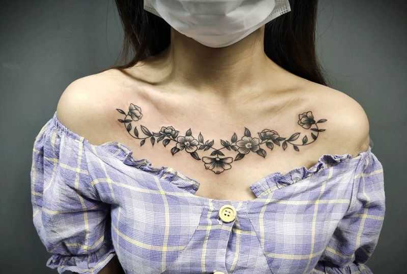 小花胸纹身图片_胸部纹身图案