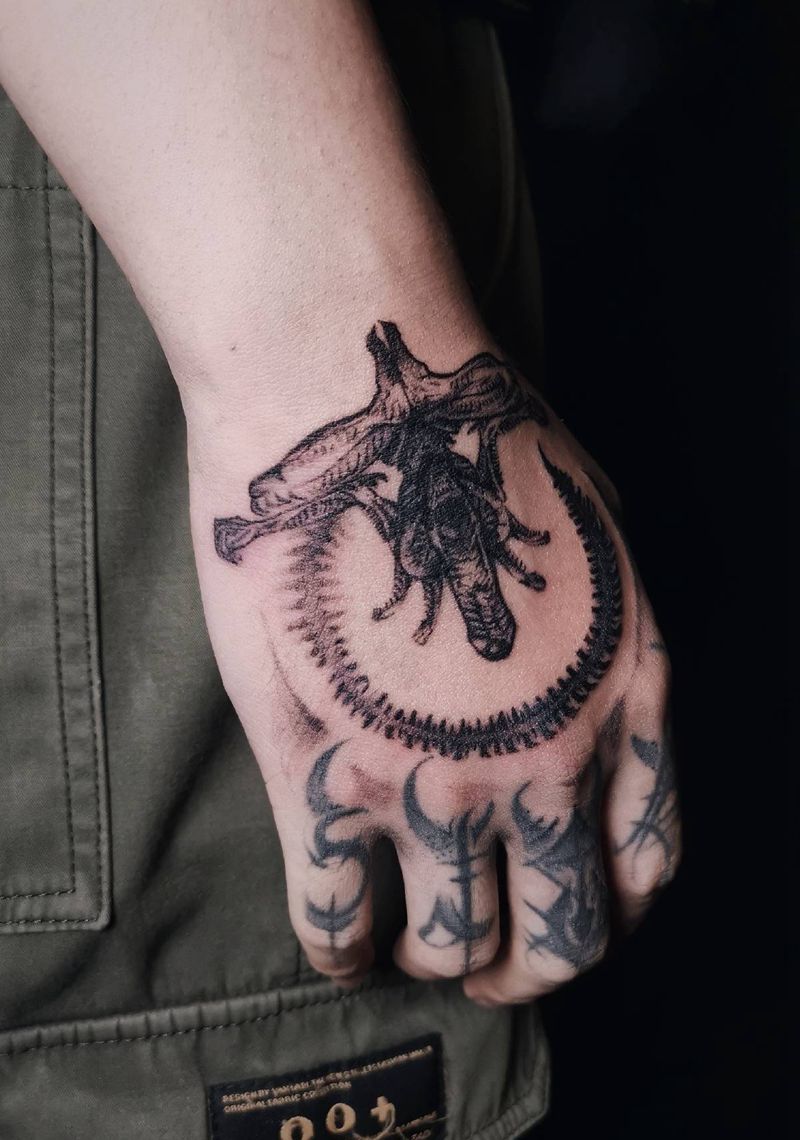 异形纹身图片_手部欧美写实点刺异形暗黑纹身图案