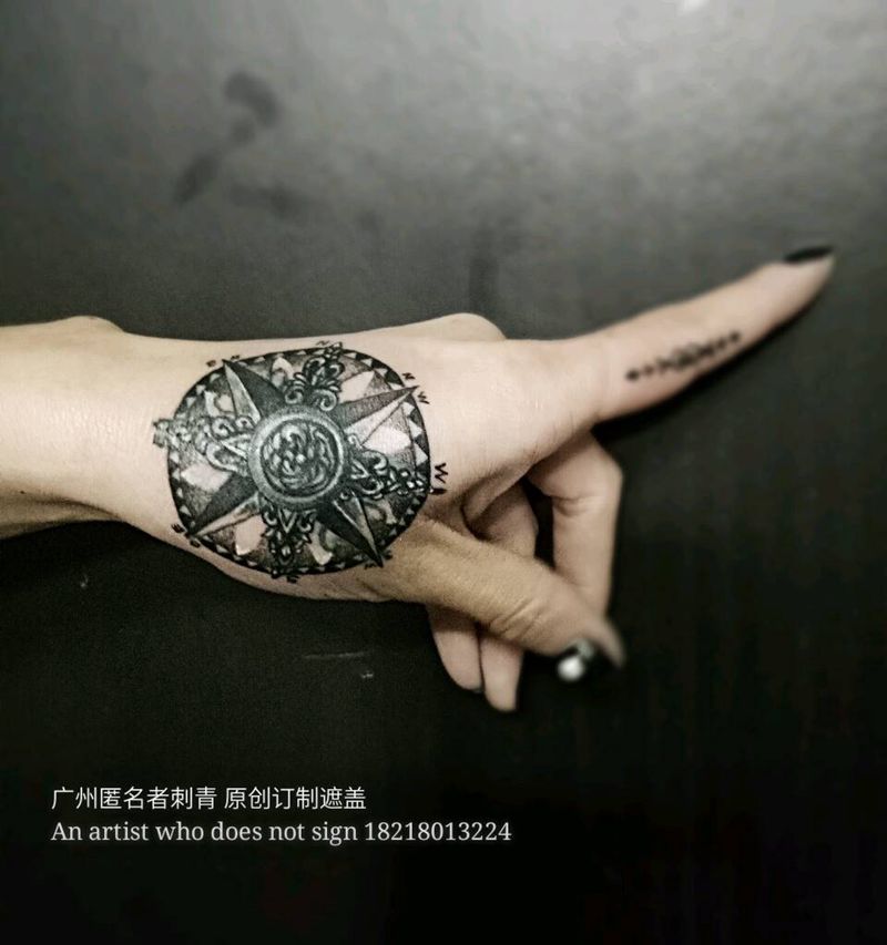 指南针纹身图片_手部欧美几何原创遮盖指南针成品纹身图案