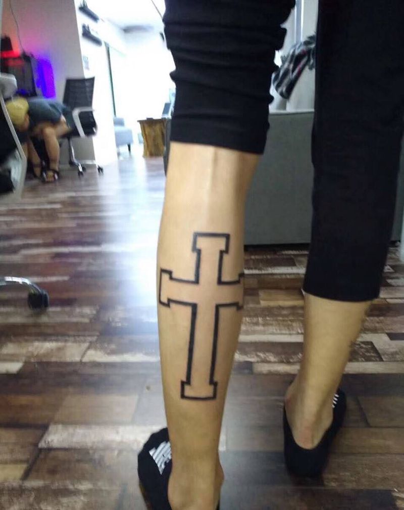 十字架纹身图片_腿部几何宗教纹身图案