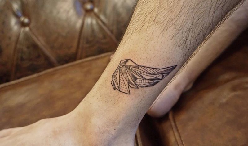 几何翅膀纹身图片