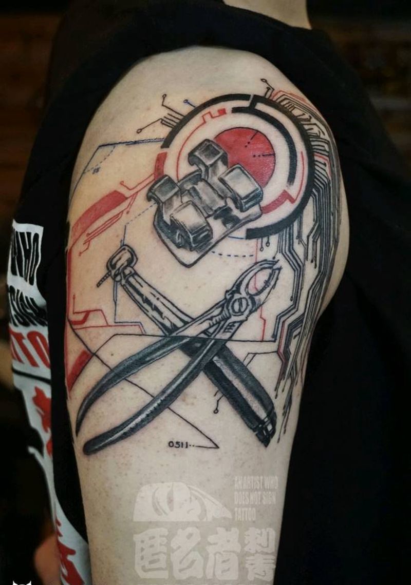 牙医纹身图片_肩部手臂写实字符静物原创成品纹身图案