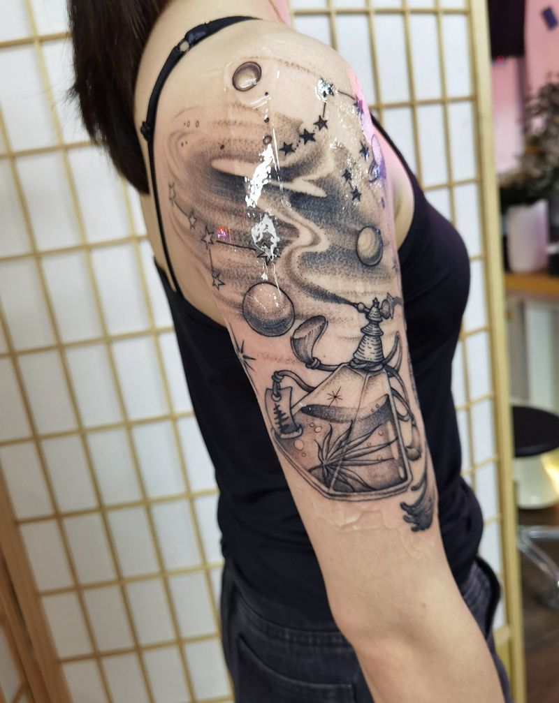 香水宇宙纹身图片_手臂点刺几何清新香水宇宙星空纹身图案