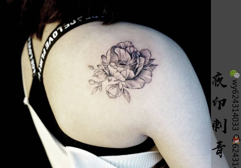 小花一枚纹身图片_成品肩部欧美清新写实植物花卉纹身图案