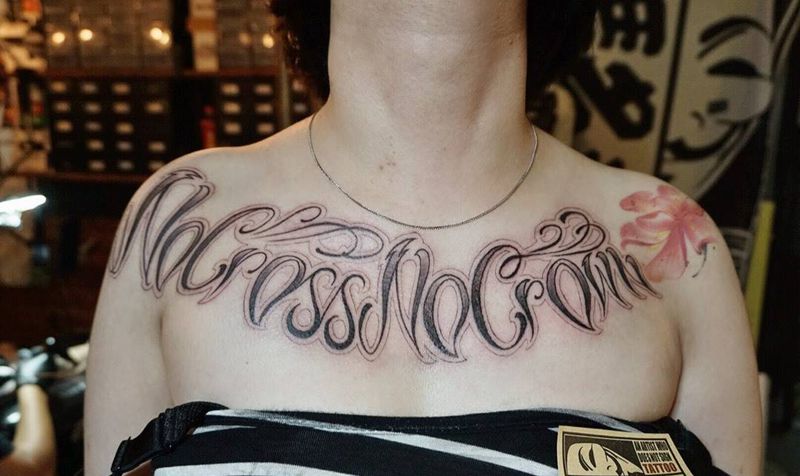 花胸   花体字纹身图片