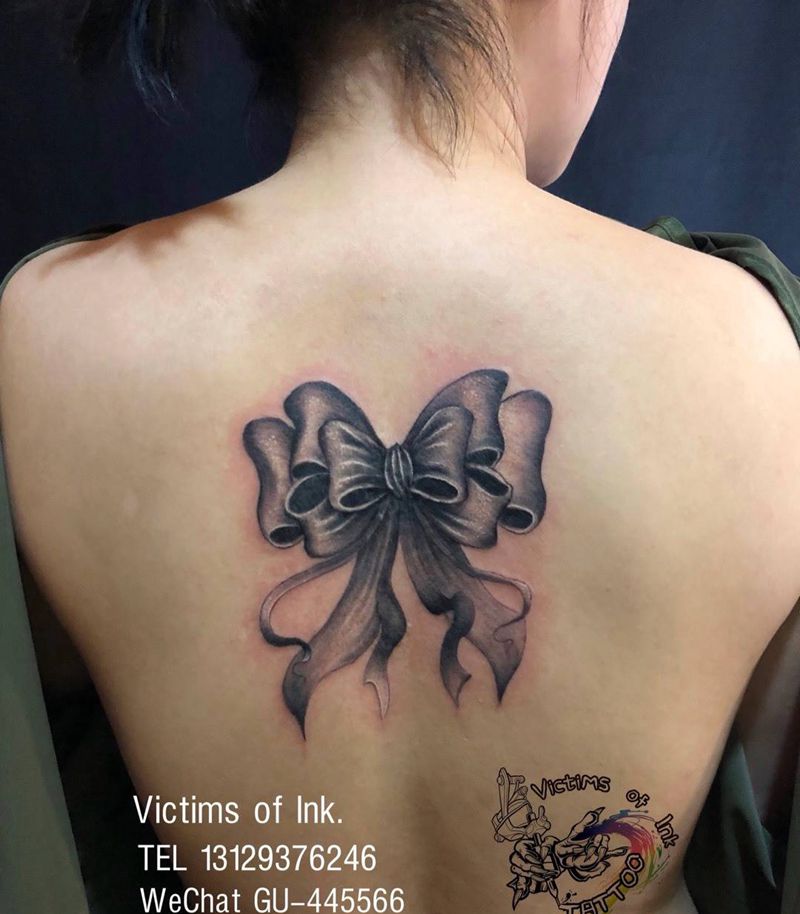 蝴蝶结纹身图片_成品背部清新原创纹身图案
