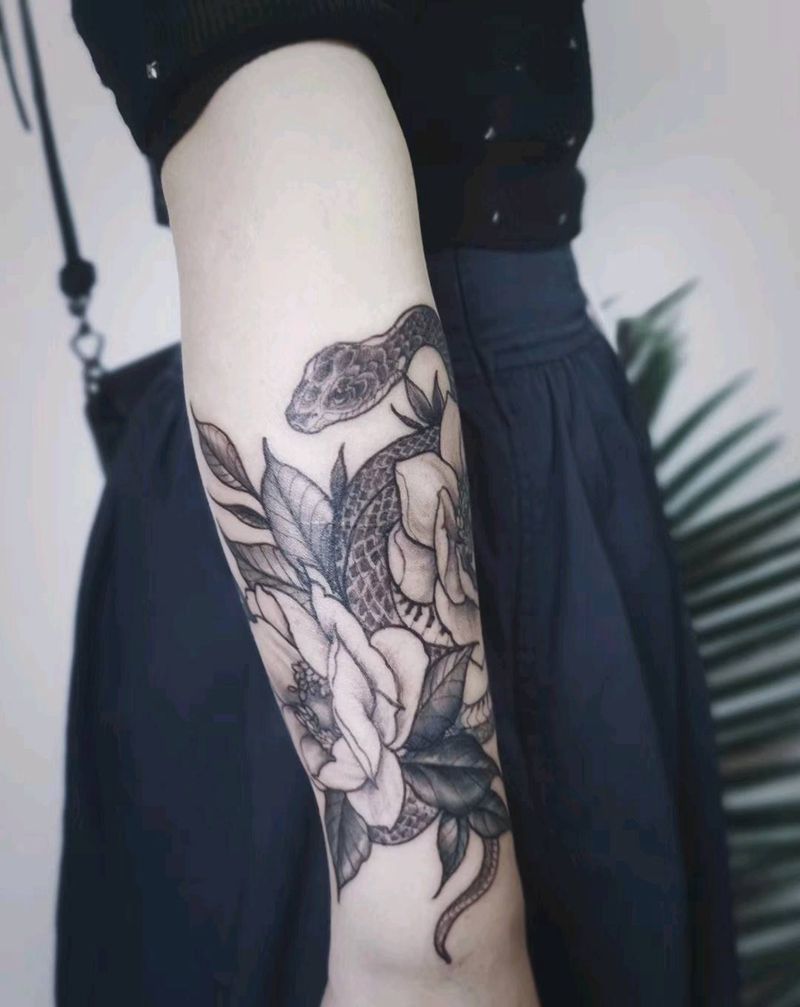 花与蛇纹身图片_手臂插画蛇花纹身图案