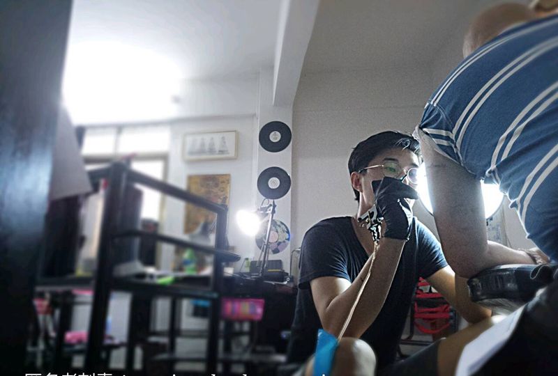 象征约束与克制纹身图片_手部欧美字符原创艺术黑灰成品纹身图案