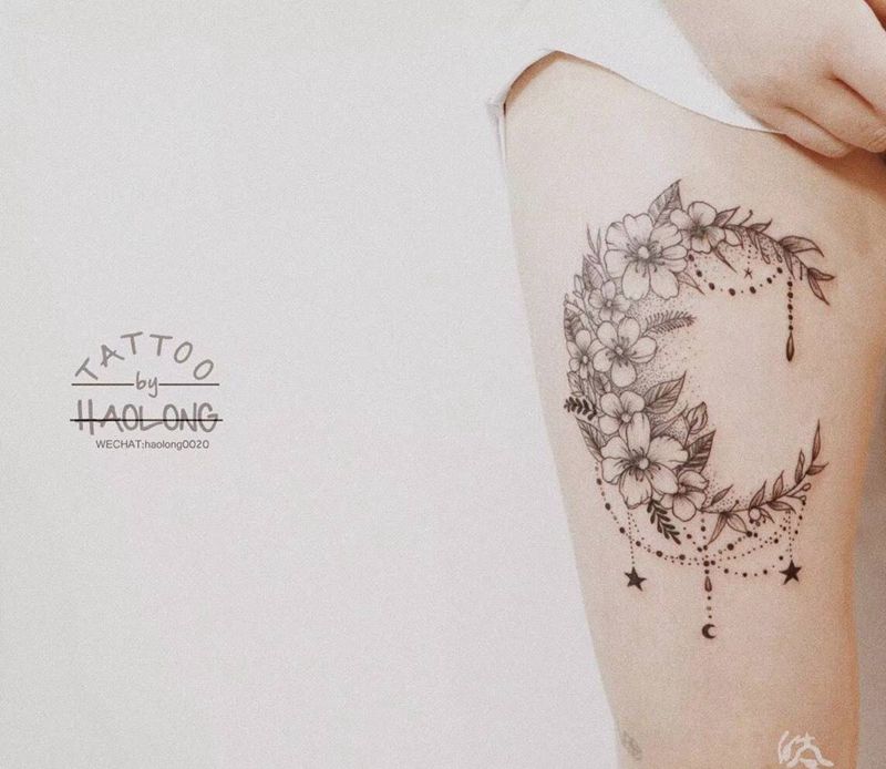 花环纹身图片_臀部腿部点刺花纹身图案