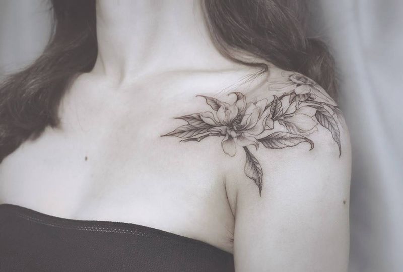 玉兰纹身图片_胸部植物花朵性感纹身图案