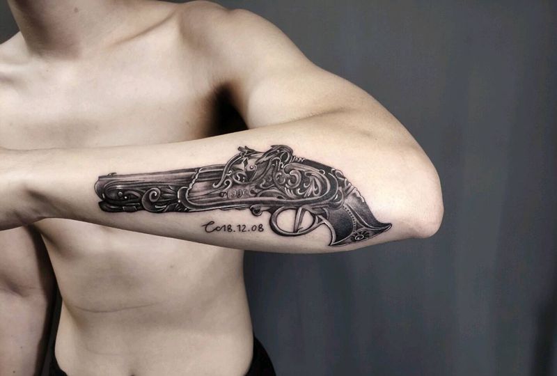 手枪纹身图片_手臂纹身图案