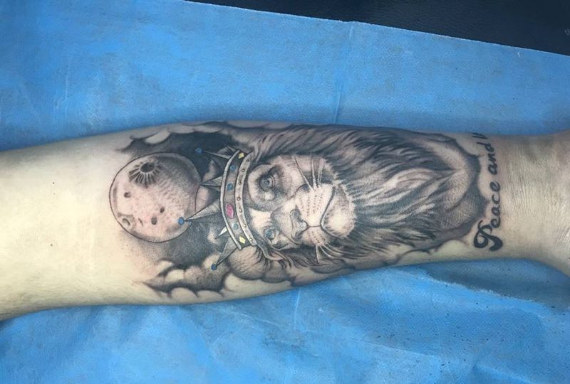 骄傲的狮子纹身图片