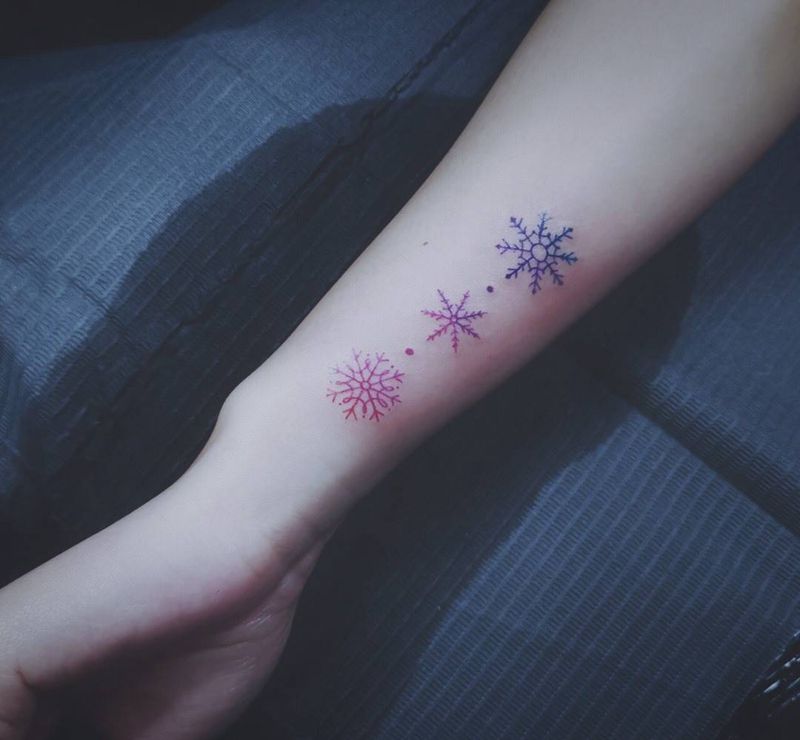 渐变霓虹幻彩雪花❄纹身图片_手臂几何水彩雪花渐变彩虹纹身图案
