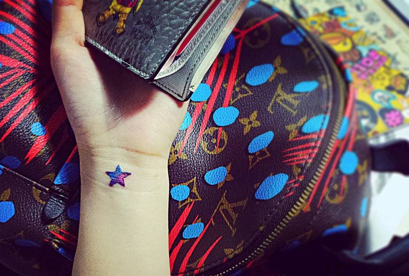 幻彩五角星纹身图片_手臂欧美清新几何原创幻彩成品纹身图案