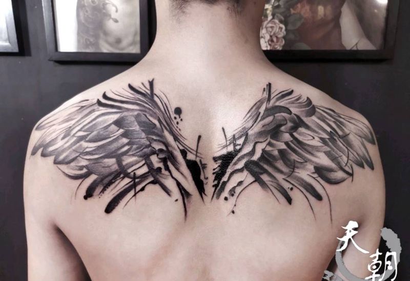 双翼纹身图片_背部纹身图案