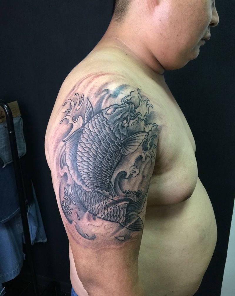 传统鲤鱼、遮盖旧图纹身图片_成品手臂传统动物纹身图案