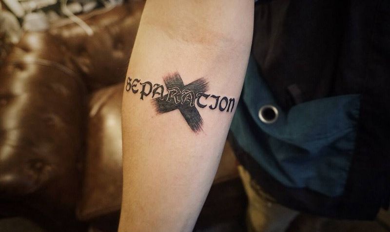 字母加交叉纹身图片