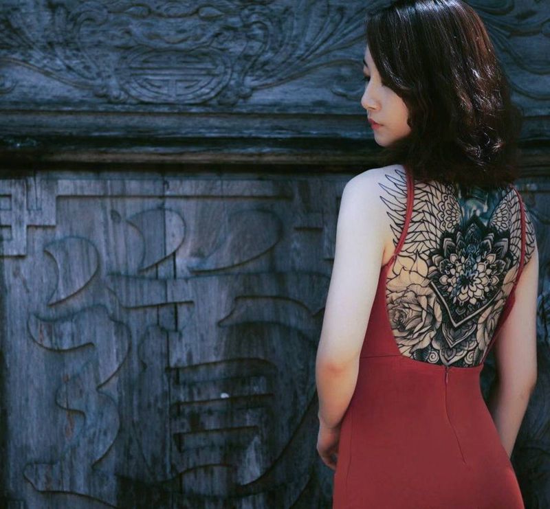 买家秀纹身图片_背部几何点刺花曼陀罗纹身图案