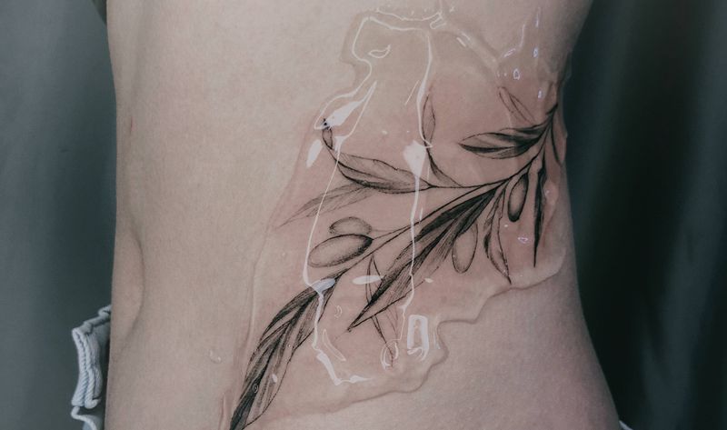 素色橄榄枝纹身图片_腰部几何橄榄枝素花女师纹身图案
