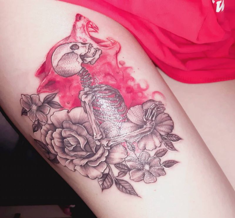 骷髅狼头陪大花纹身图片_腿部纹身图案