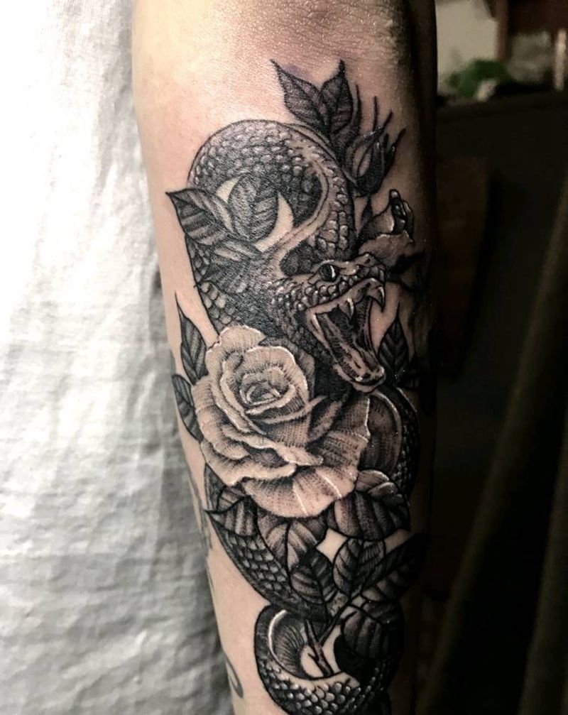 大花配大蛇纹身图片_手部欧美写实纹身图案