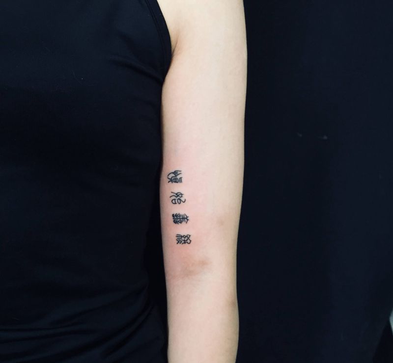 字纹身图片_手部纹身图案