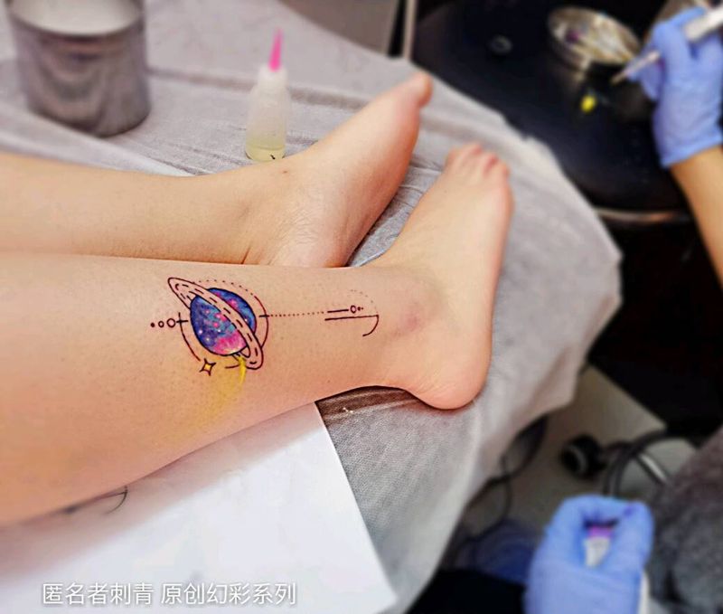 幻彩星球纹身图片_腿部欧美清新写实几何原创广州纹身图案