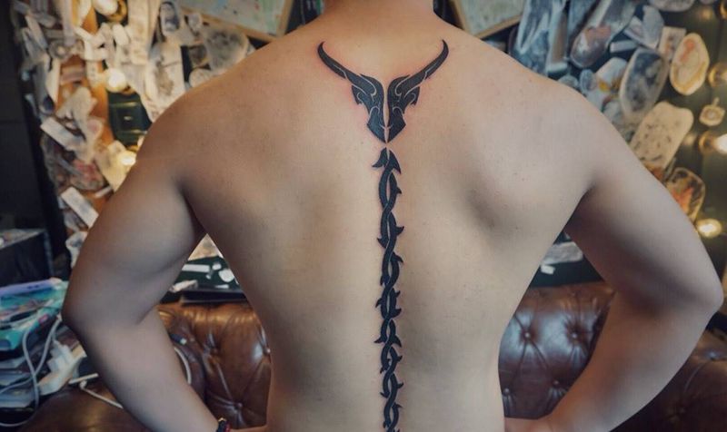 牛头荆棘图腾纹身图片_背部图腾纹身图案