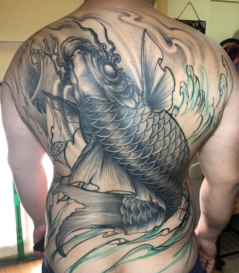 满背鲤鱼传统纹身图片_成品传统背部原创动物纹身图案