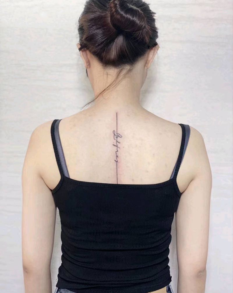 小字母纹身图片_背部纹身图案