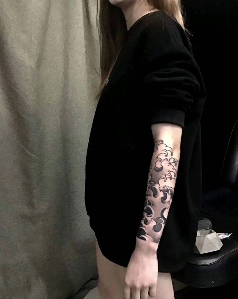 传统风格浪臂纹身图片_手部新传统纹身图案